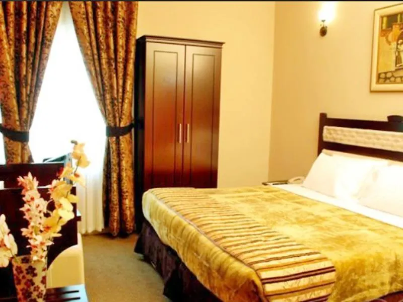 Al Bustan Tower Hotel Suites Шарджа 4*,