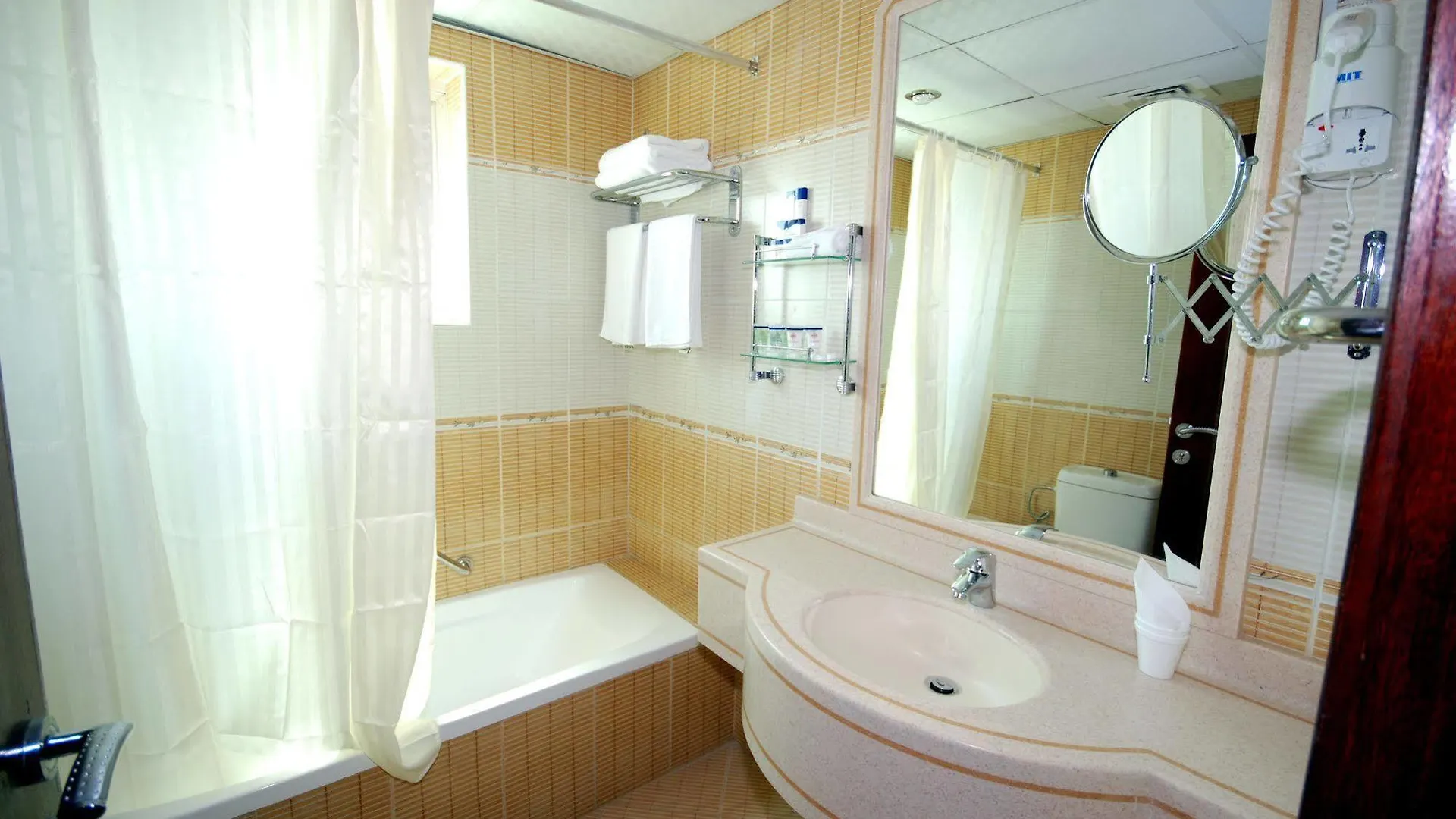 Al Bustan Tower Hotel Suites Шарджа