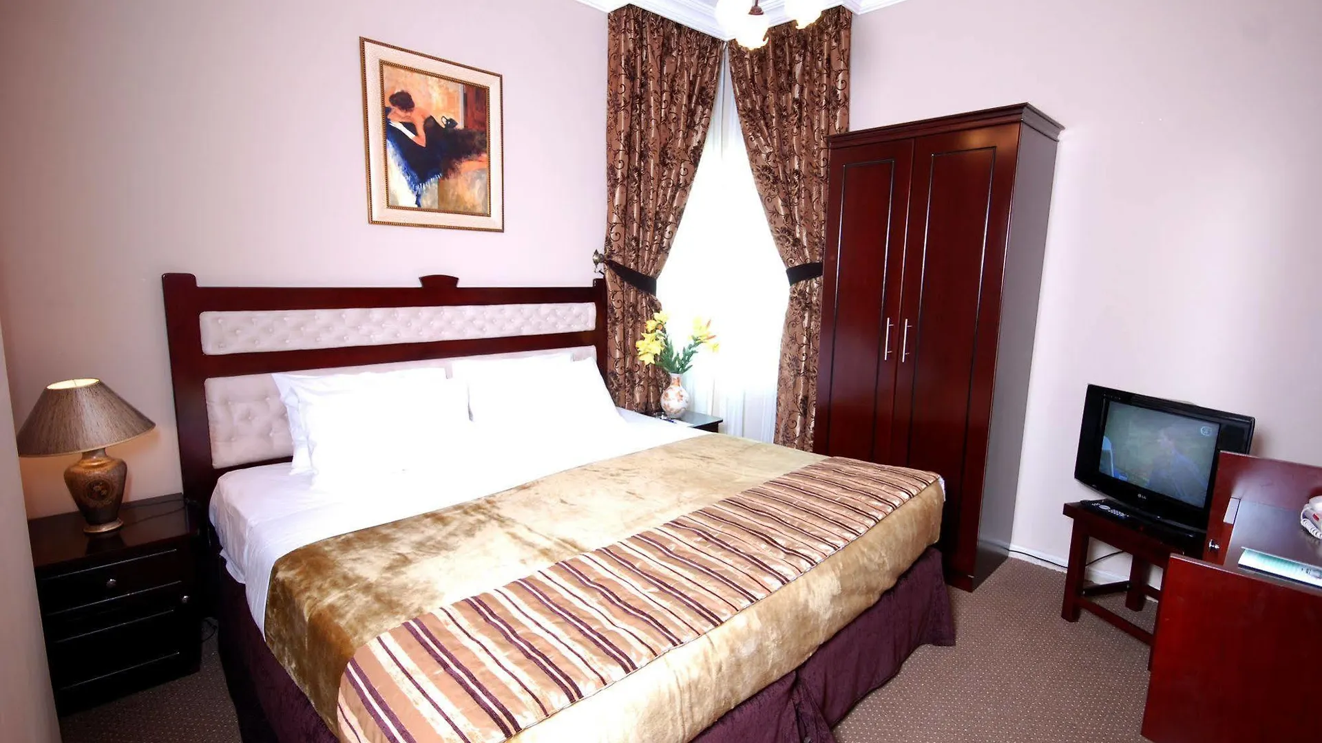 Al Bustan Tower Hotel Suites Шарджа 4*,