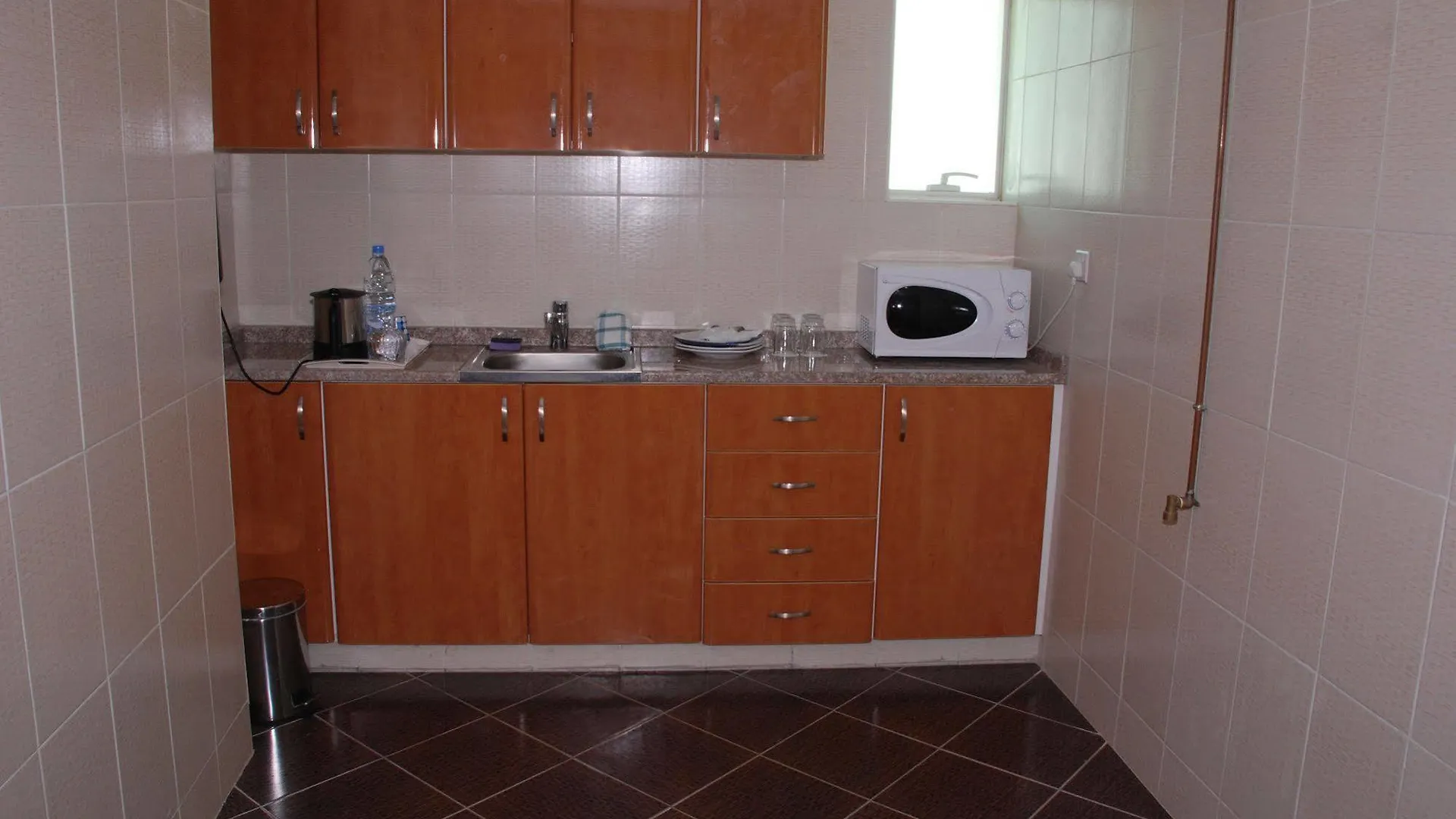 Al Bustan Tower Hotel Suites Шарджа 4*,