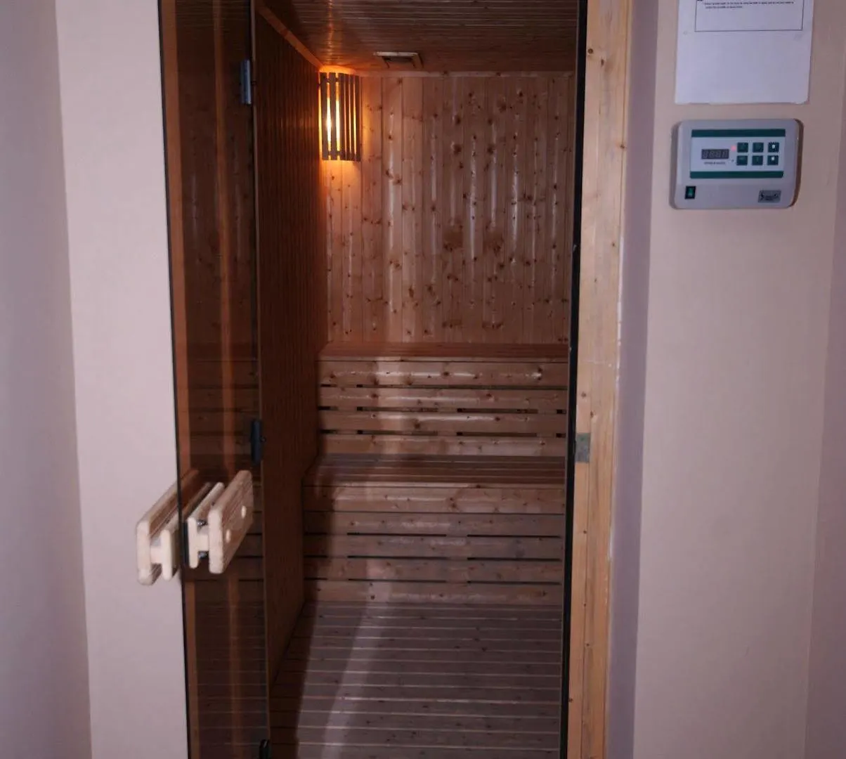 **** Апарт-отель Al Bustan Tower Hotel Suites Шарджа ОАЭ